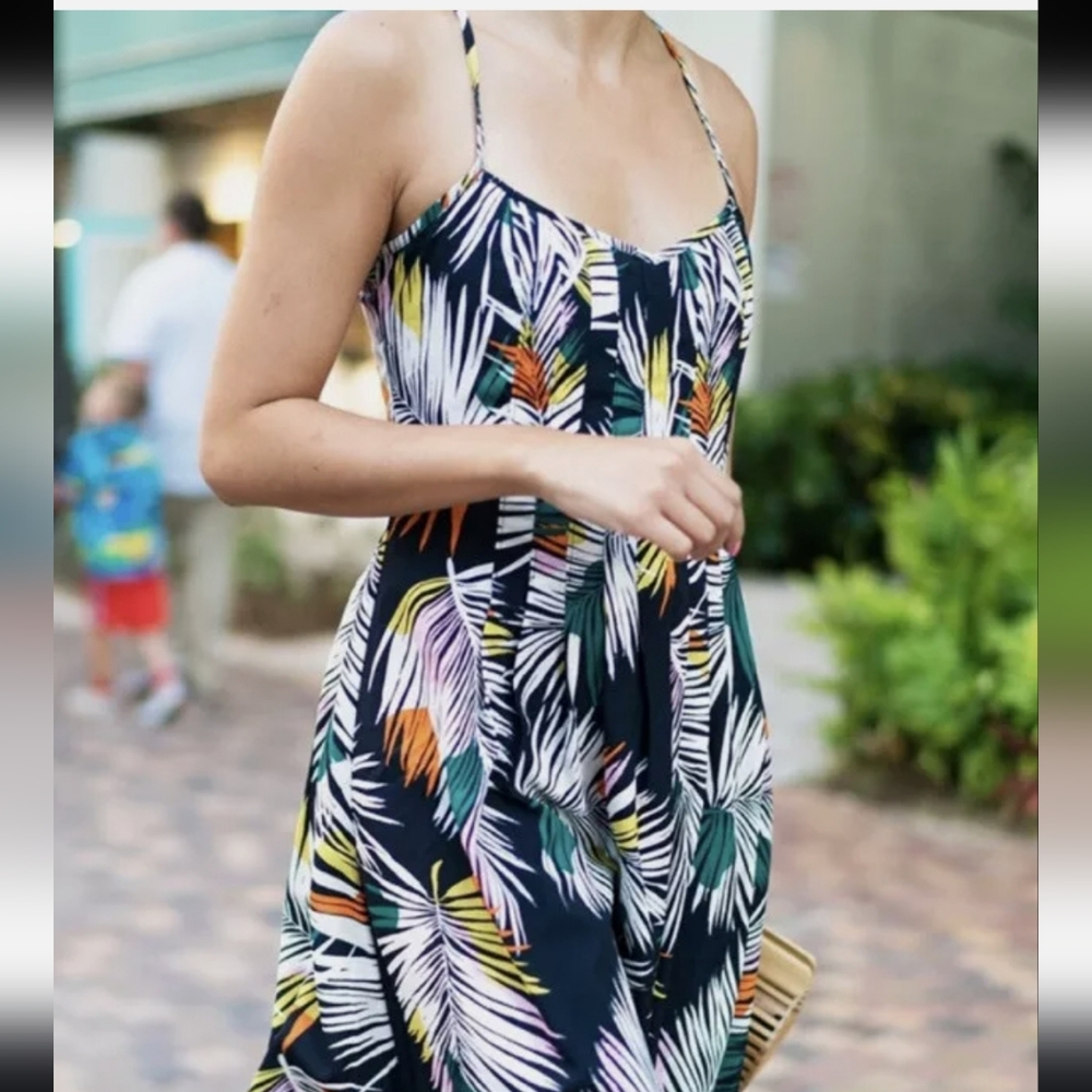 Banana Republic sun dress with cross straps and side zipper. Size 8 EUC